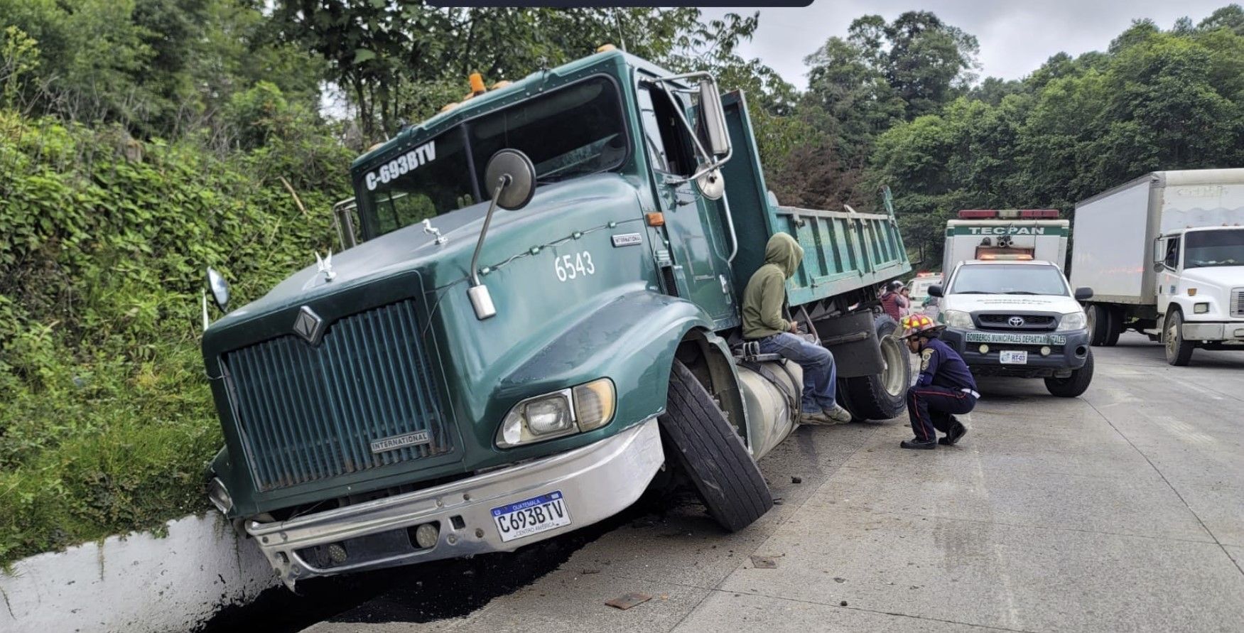 Camión atropella a trabajadores de COVIAL