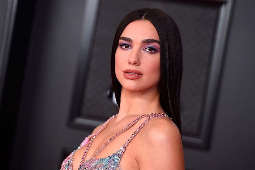 Dua Lipa llega al estreno de Barbie mostrando sus senos y tanga