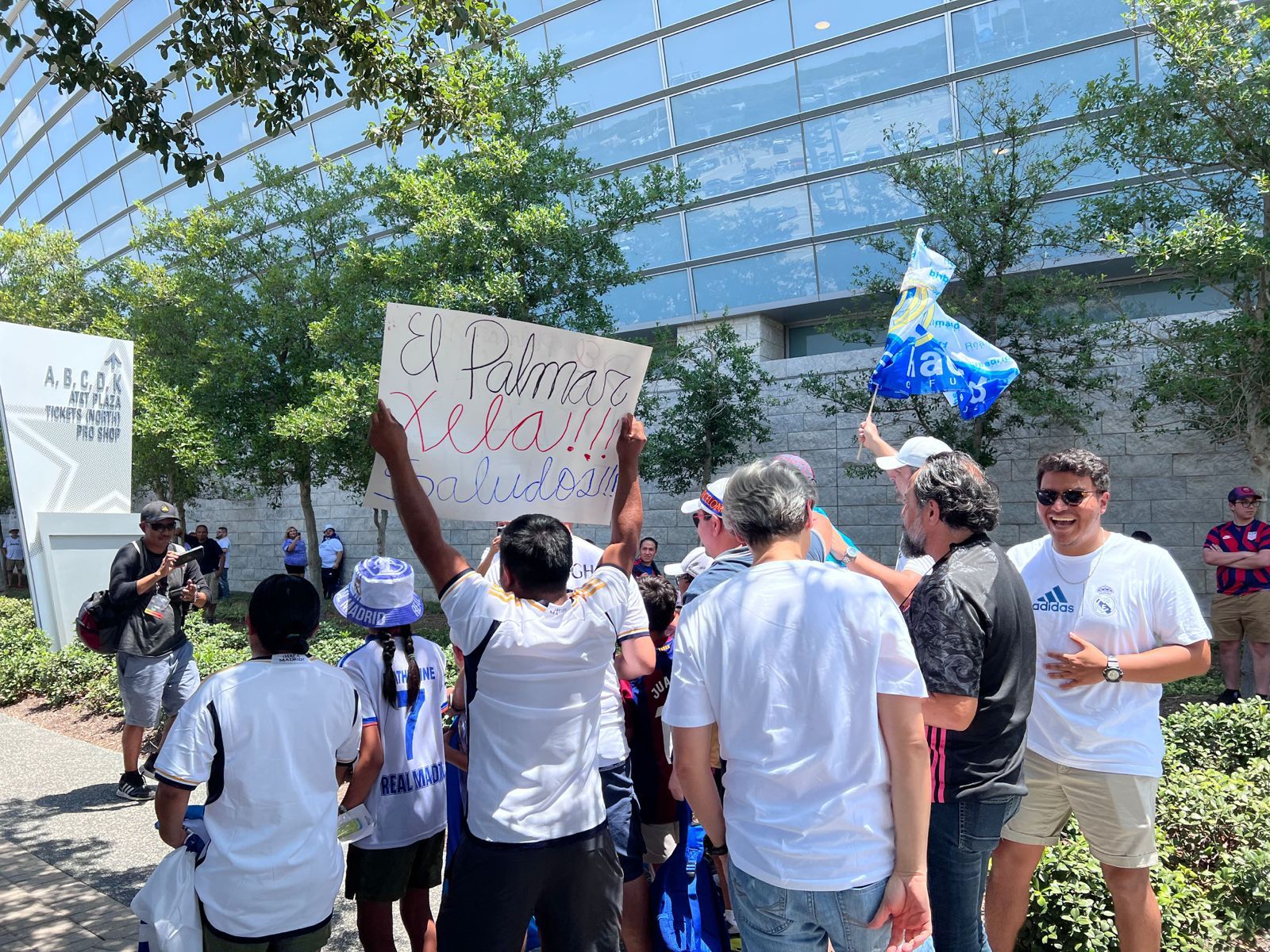 La bandera guatemalteca ondeó en el Clásico Español en Dallas