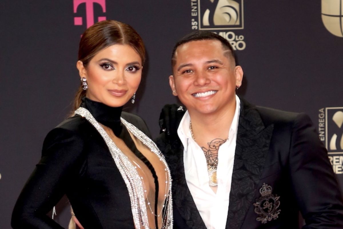 Edwin Luna le regala otro lujoso automóvil a Kimberly Flores en plena calle