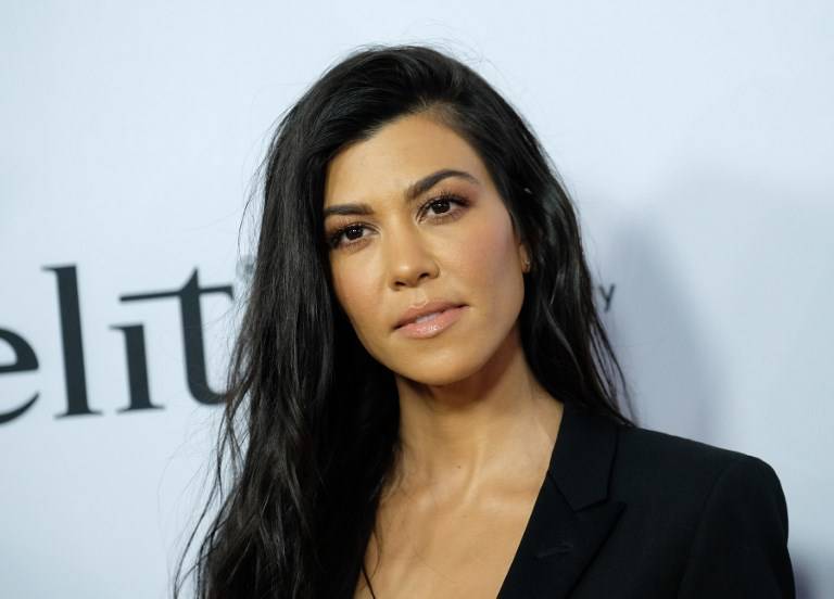 Kourtney Kardashian expone su figura sin retoques y en diminuto bikini