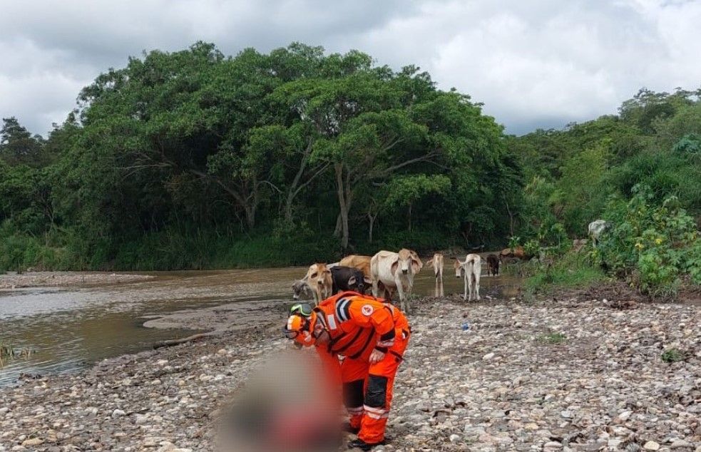 Localizan cuerpos de dos pescadores arrastrados por el río Olopita