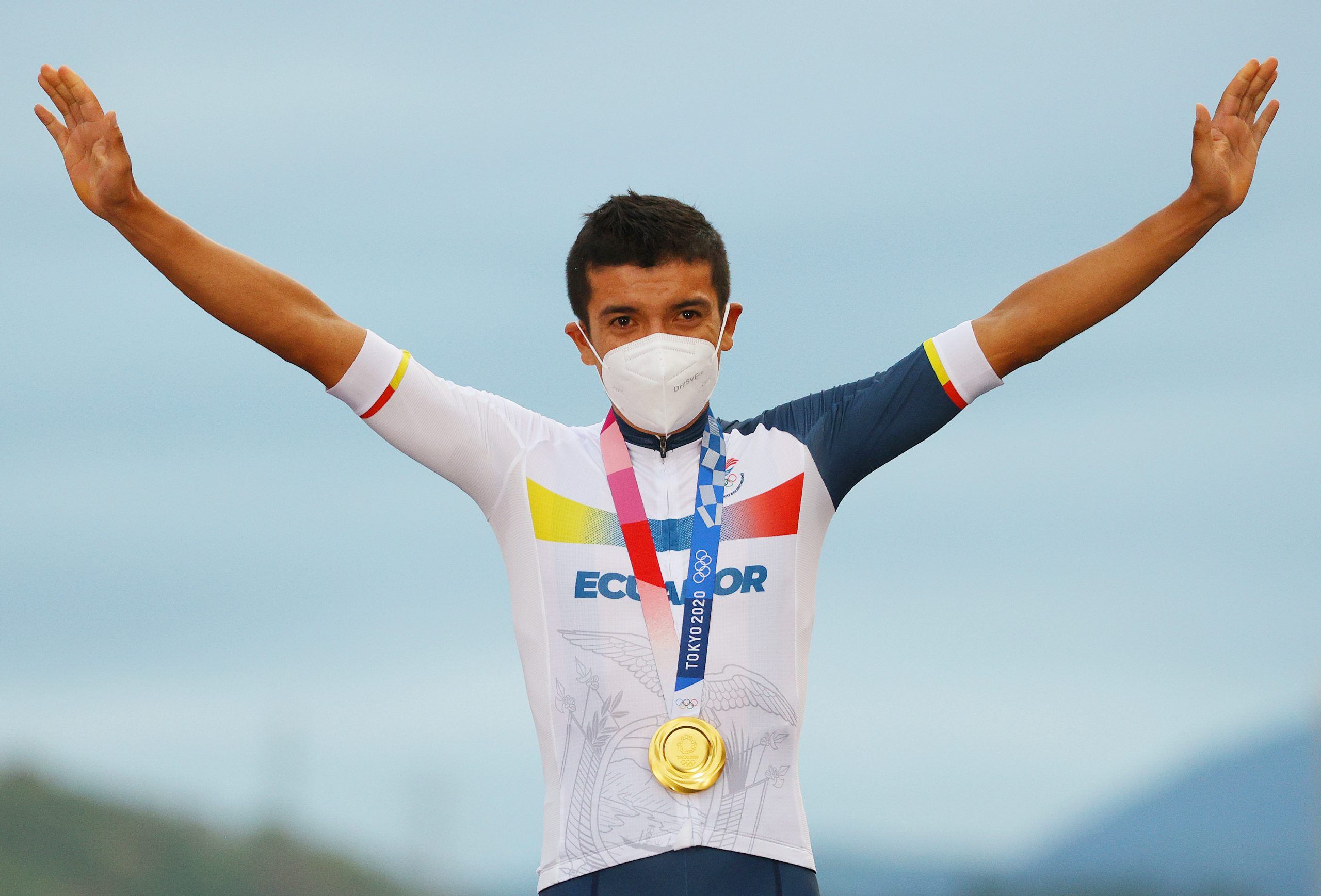 Richard Carapaz dice adiós al sueño del Tour de Francia por una fractura