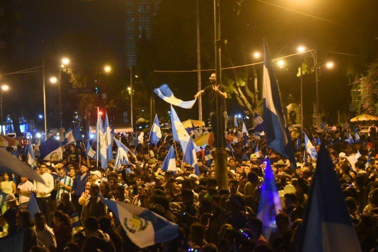 En imágenes: guatemaltecos llenan el Obelisco para celebrar victoria de Arévalo  