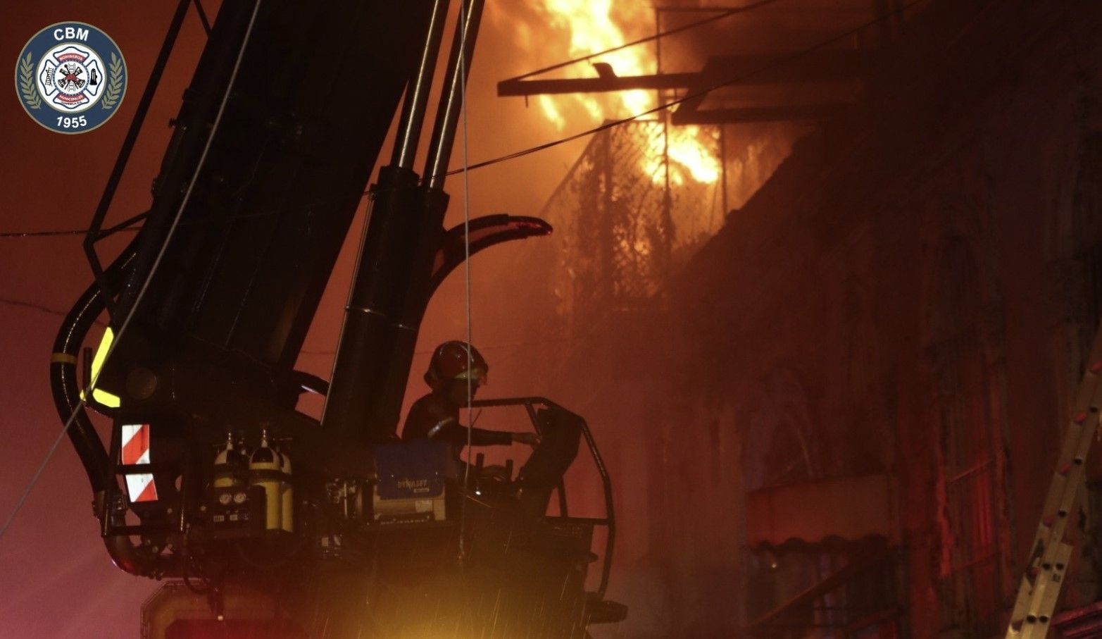 Incendio consume bodega de mercadería en zona 1