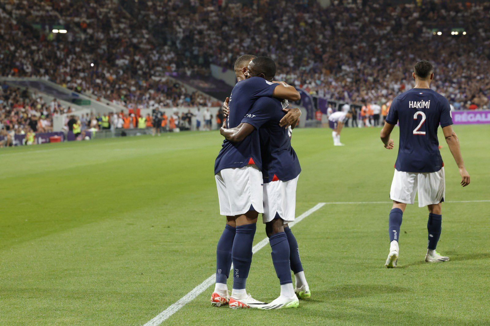 Mbappé y Dembélé se estrenan con el PSG empatando ante Toulouse