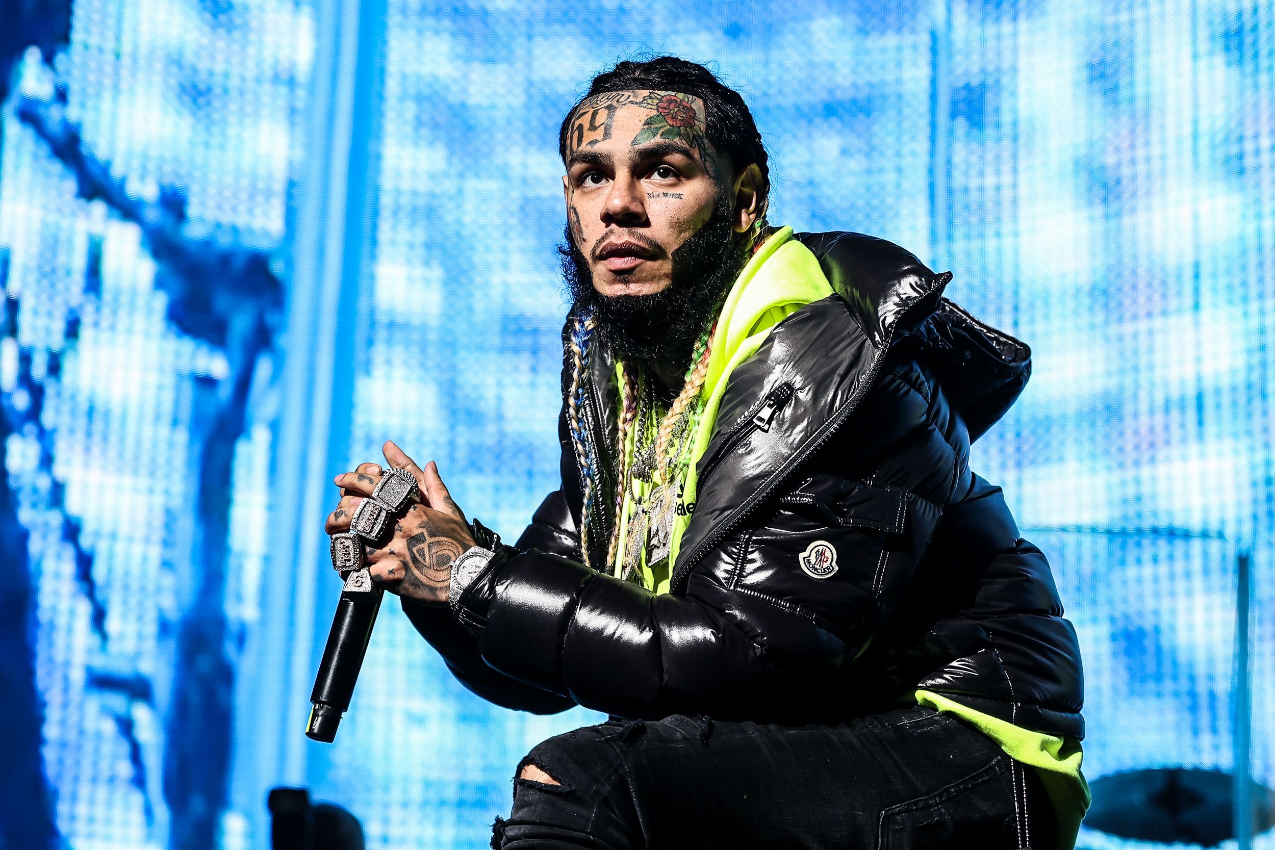 Filtran fotos y video del arresto de Tekashi 6ix9ine en Miami