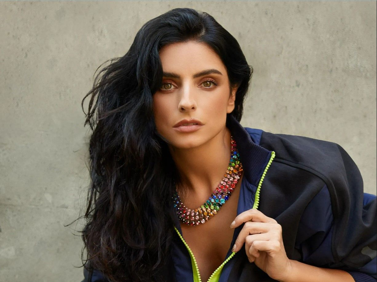 Aislinn Derbez pasea en NY con vestido de aberturas y sin ropa interior