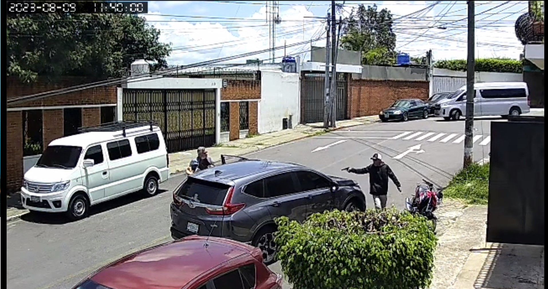 VIDEO: Captan violento robo de vehículo en zona 13