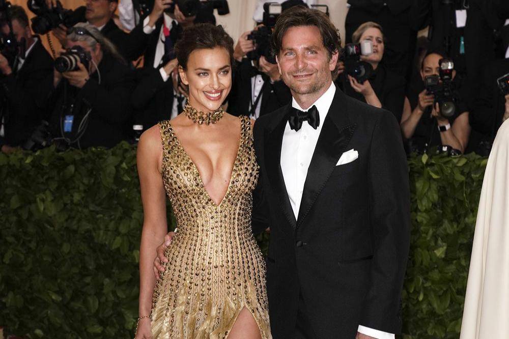 Irina Shayk es captada en topless en sus vacaciones con Bradley Cooper