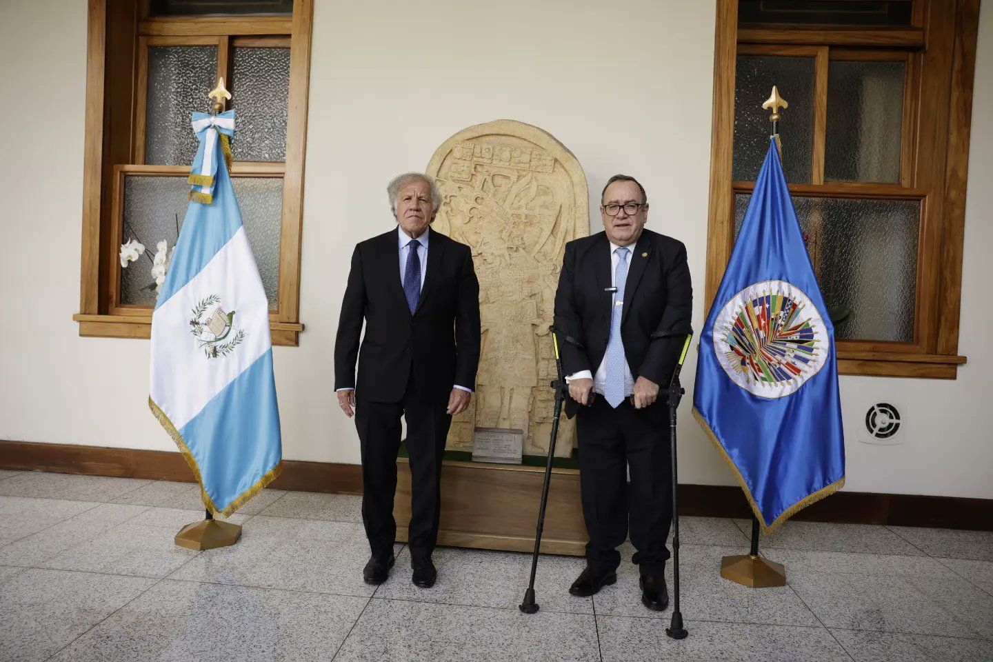 Visita de Secretario General de la OEA por crisis electoral inició con reunión con Giammattei