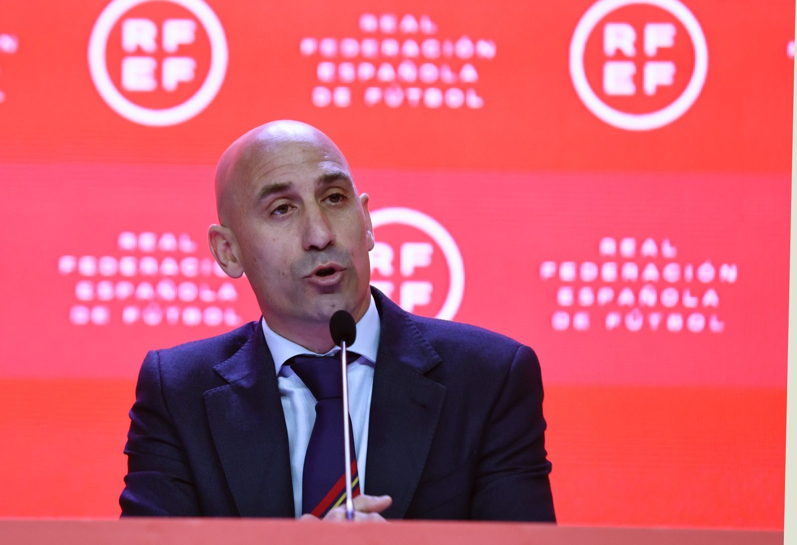 Rubiales lamenta haber «empañado» el festejo español con el beso a Jenni Hermoso