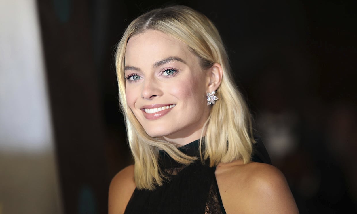 Margot Robbie seduce Grecia con sexy monokini ‘sideboob’