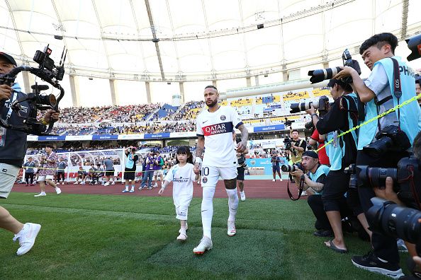 Neymar vuelve a sonreír tras anotar un doblete en su regreso a las canchas