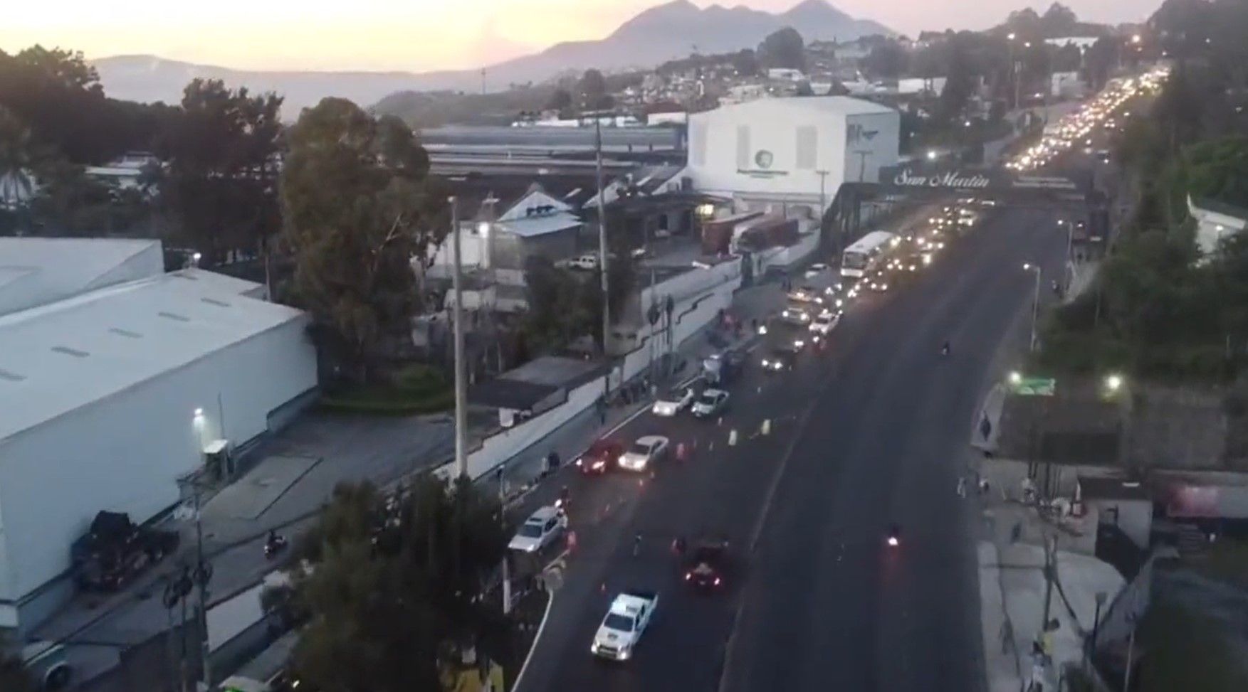 Cierre de la ruta al Pacífico complica la circulación vehicular