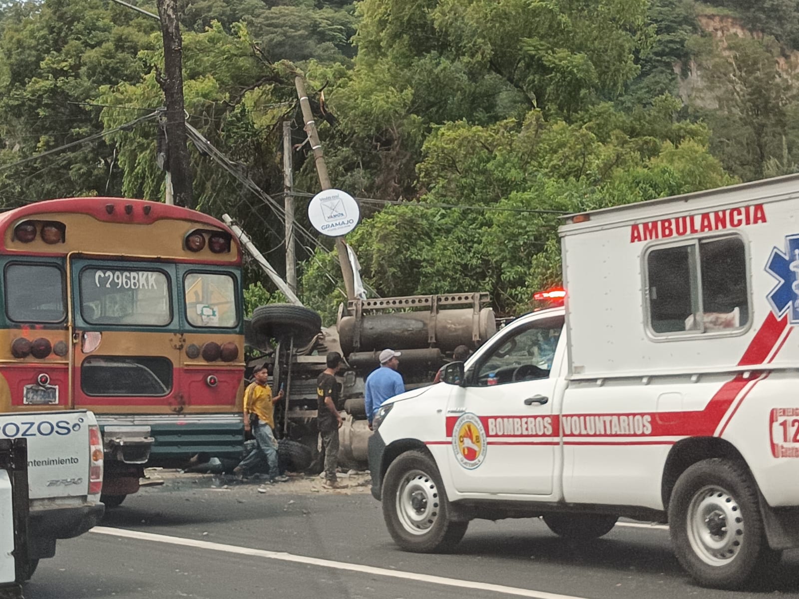 Tráiler se accidenta en la bajada de Villa Lobos