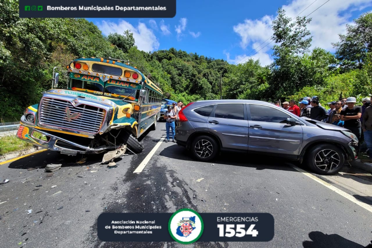 Accidente entre bus y vehículo afecta a varios pasajeros