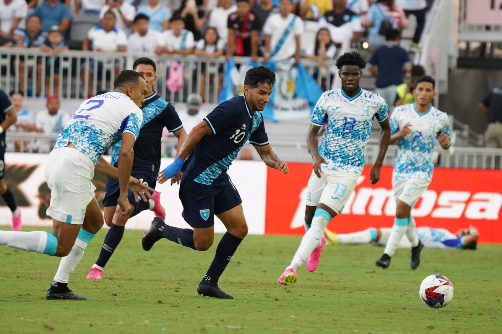 Guatemala consigue un sufrido empate sin goles ante Honduras