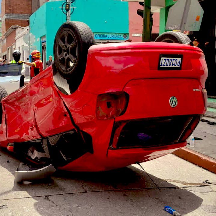 Video: PMT reporta vehículo volcado en zona 1