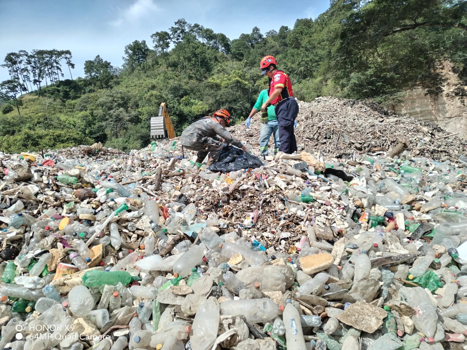 Bomberos localizan tres cuerpos en el río Las Vacas