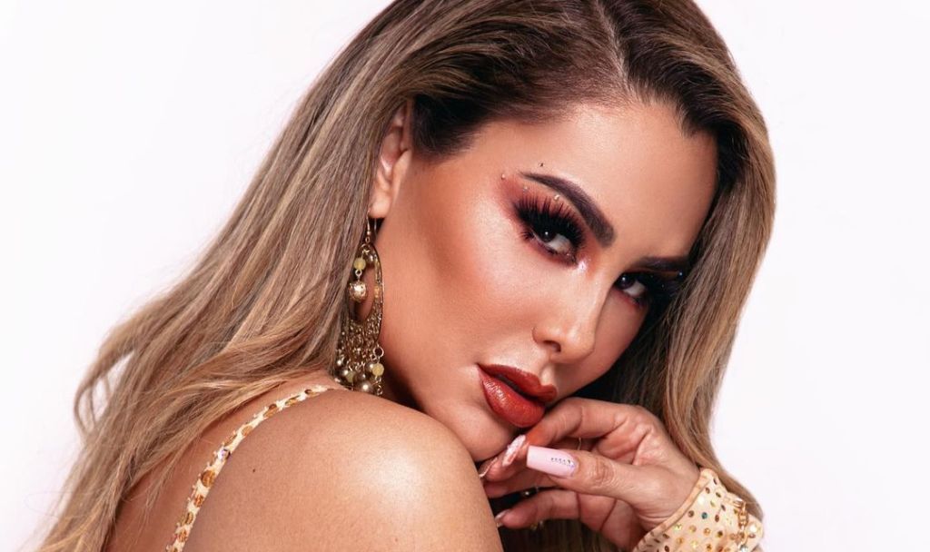 Ninel Conde a punto de mostrar su intimidad en candente trikini