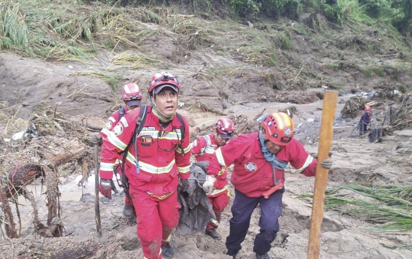 Inicia rescate de víctimas arrastradas por un río en el asentamiento «Dios es Fiel»