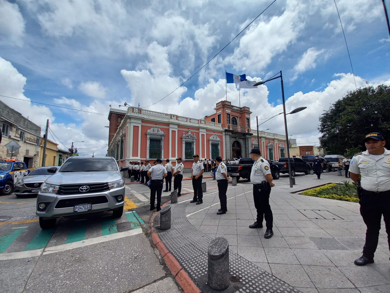 Con vehículos con placas tapadas, FECI allana sede del TSE