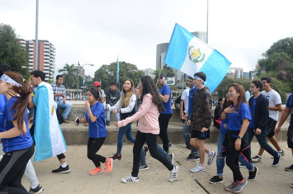 Guatemaltecos festejan aniversario de la Independencia llevando el fuego patrio