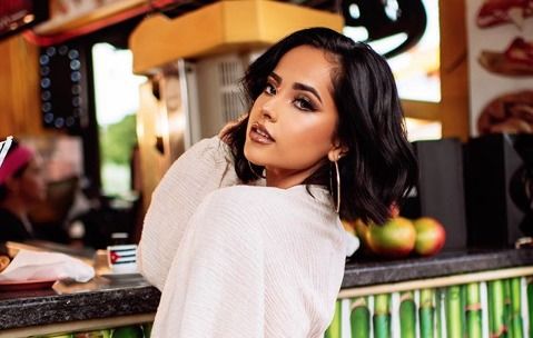 Becky G aparece en candente body transparente sin sostén y en tanga