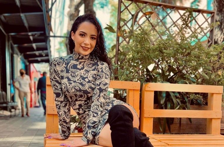 Con exuberante escote, Danna Castillo seduce en su regreso a Yosi Sideral