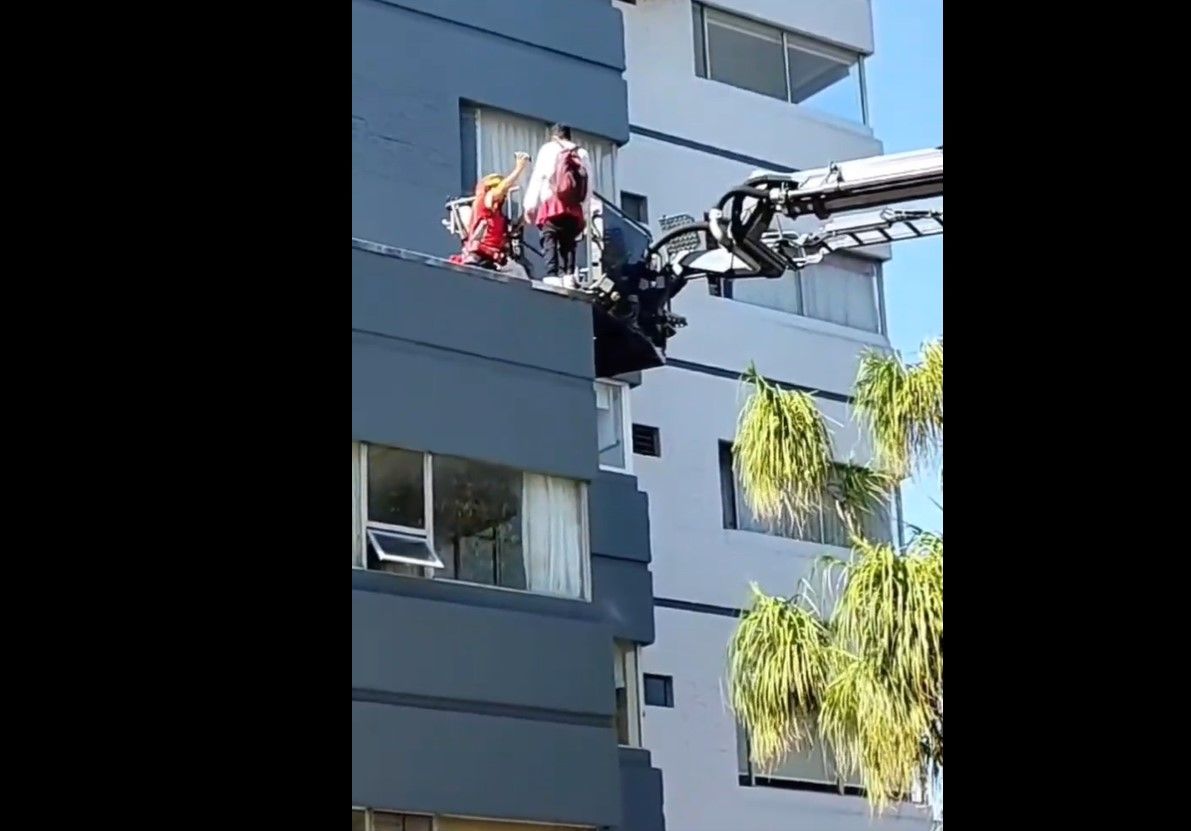 Hombre intenta lanzarse de un edificio en zona 13