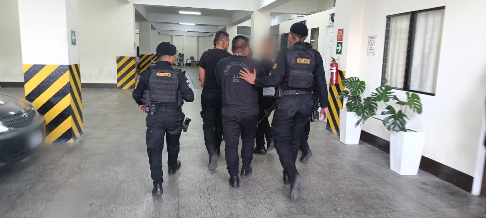 Detienen a un inspector y a tres agentes de la PNC por exigir Q20 mil a ciudadano