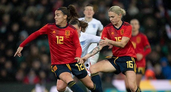 Patri Guijarro y Mapi León abandonan la concentración de la Selección de España