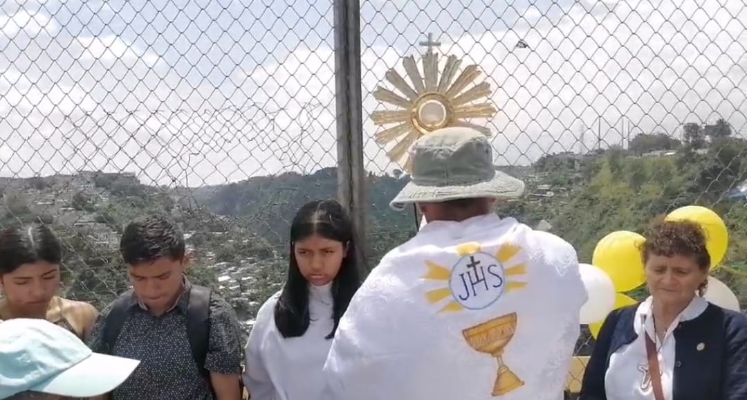 Realizan misa en memoria de quienes han fallecido en el puente El Incienso