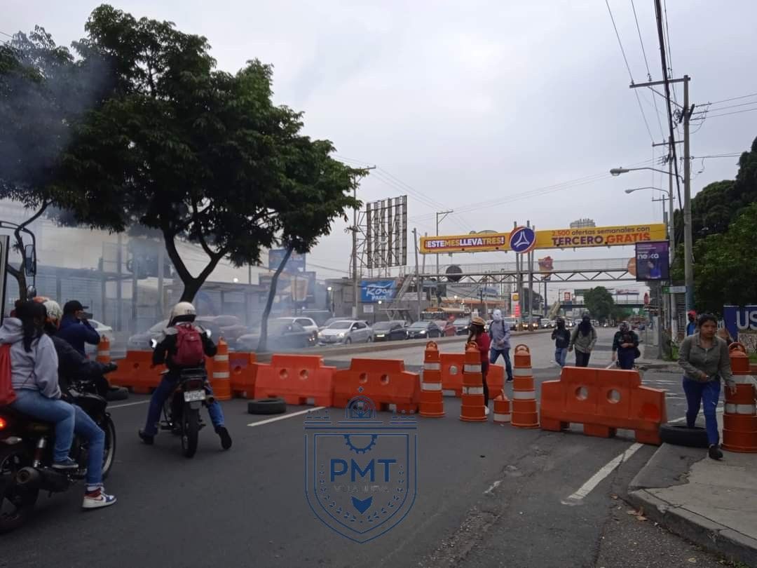 Bloqueo en avenida Petapa impacta en circulación vehicular