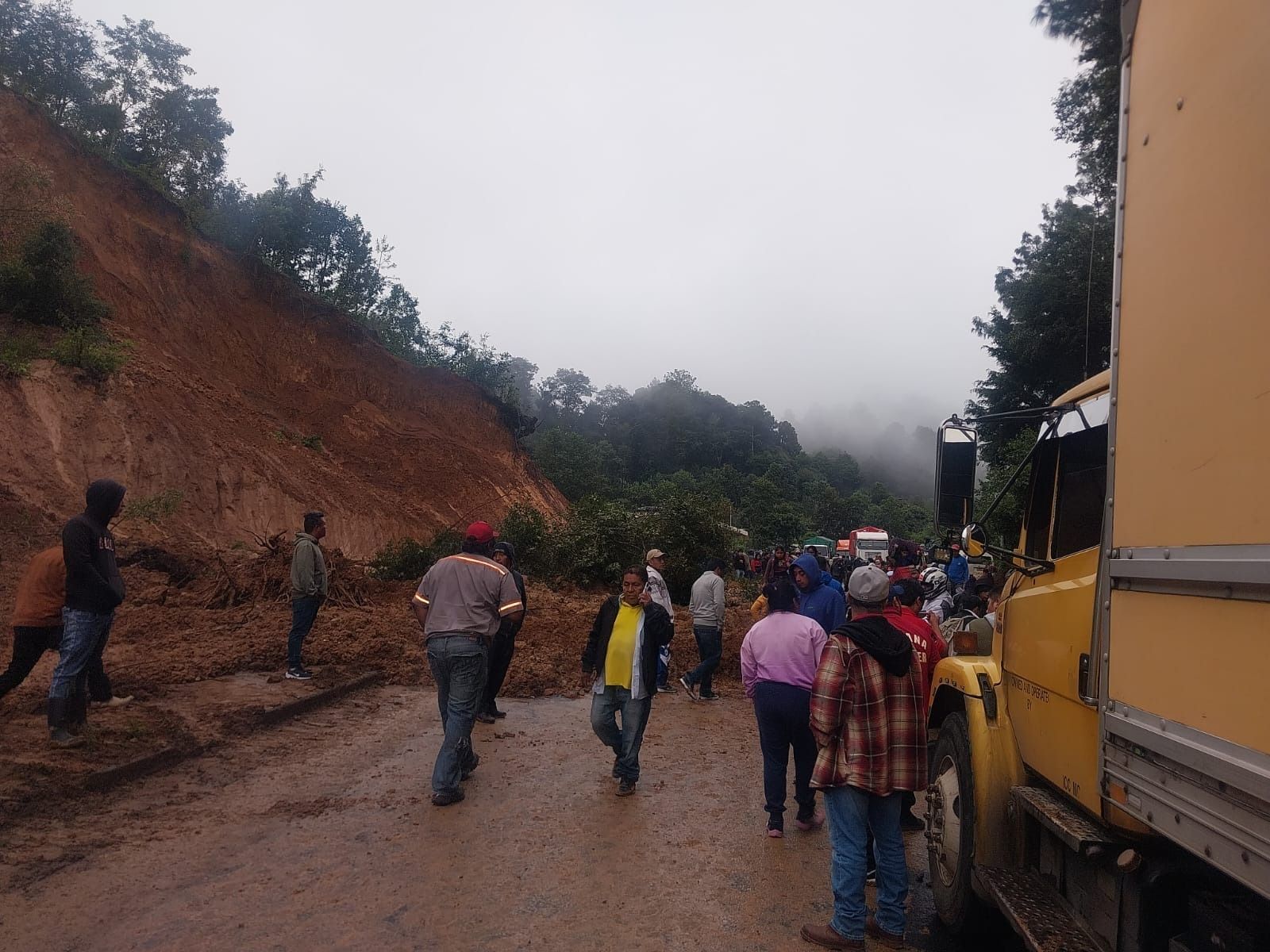 Cuatro carriles de la Interamericana bloqueados por derrumbe