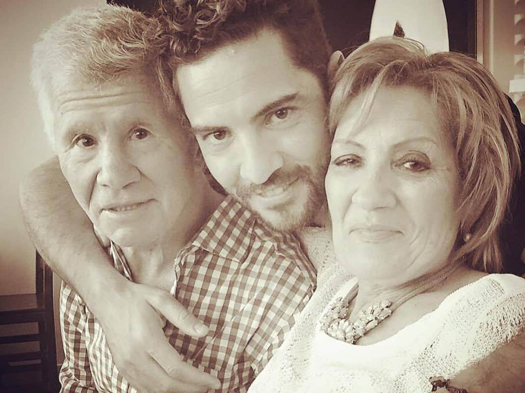 Emotivo video de David Bisbal diciéndole a su papá, con Alzheimer, que él es su hijo