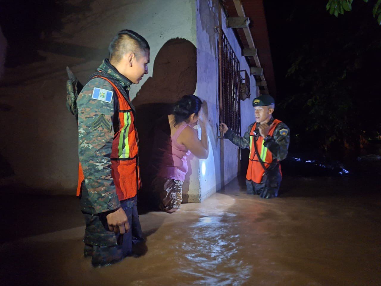 Evacuan a familias por desbordamiento de ríos