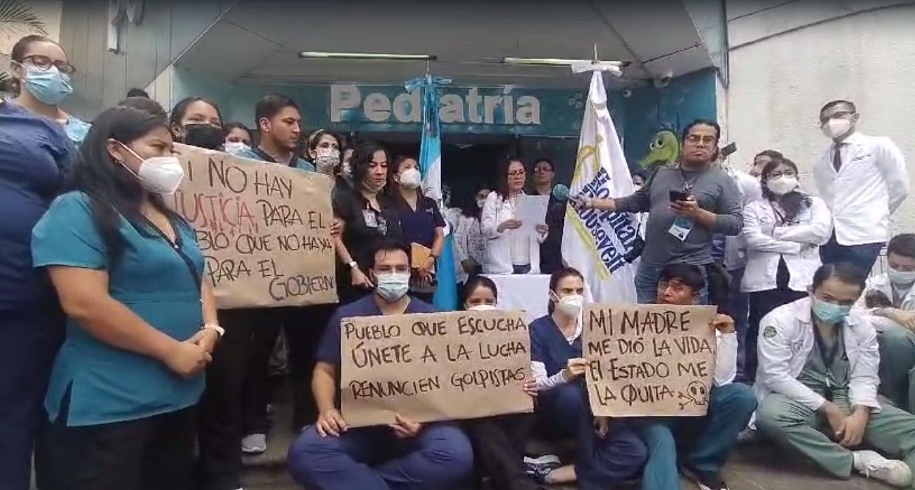 Médicos del hospital Roosevelt convocan a manifestación en defensa de la democracia