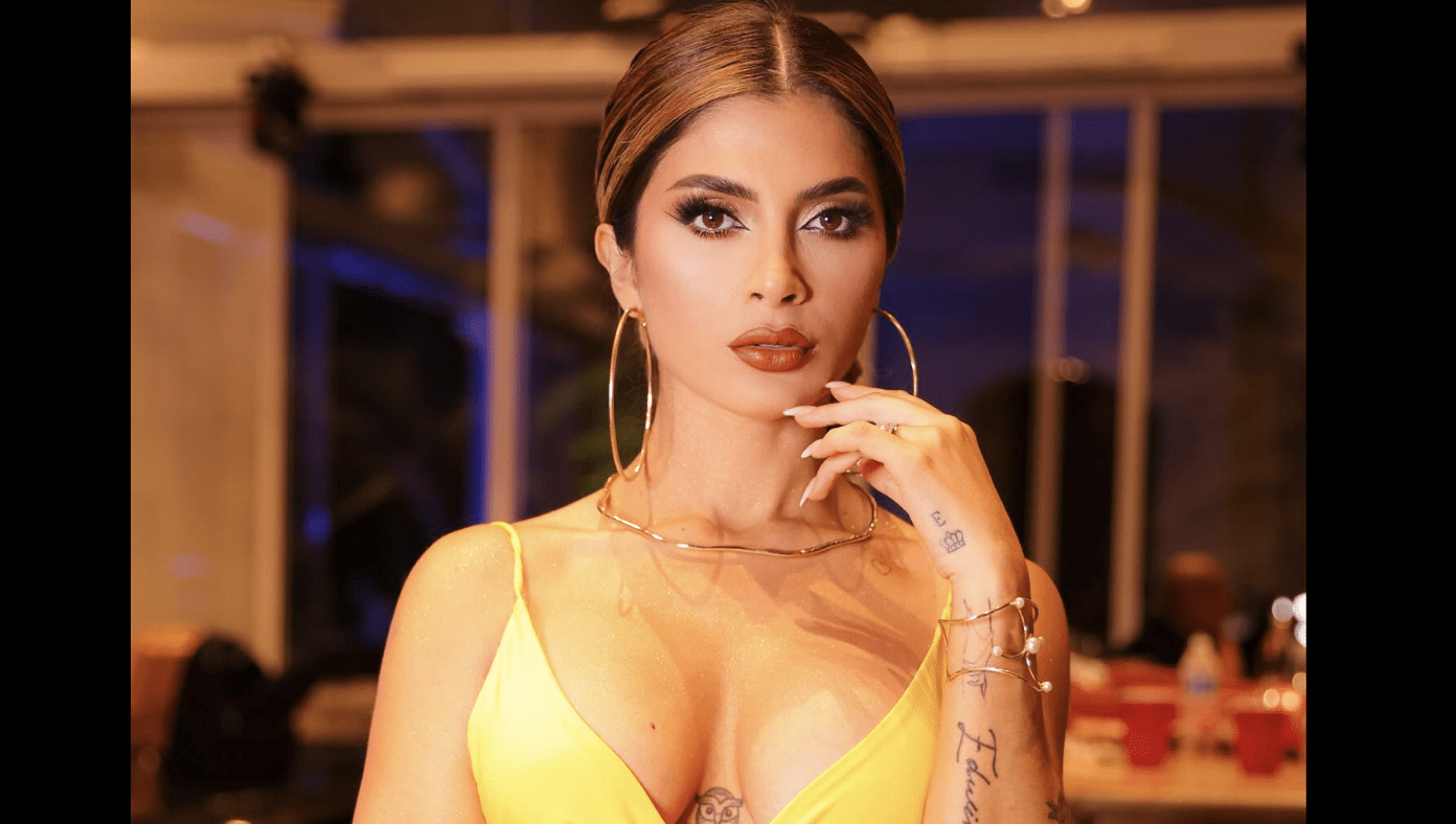 Kimberly Flores aparece en vestido transparente que deja expuesta su microtanga