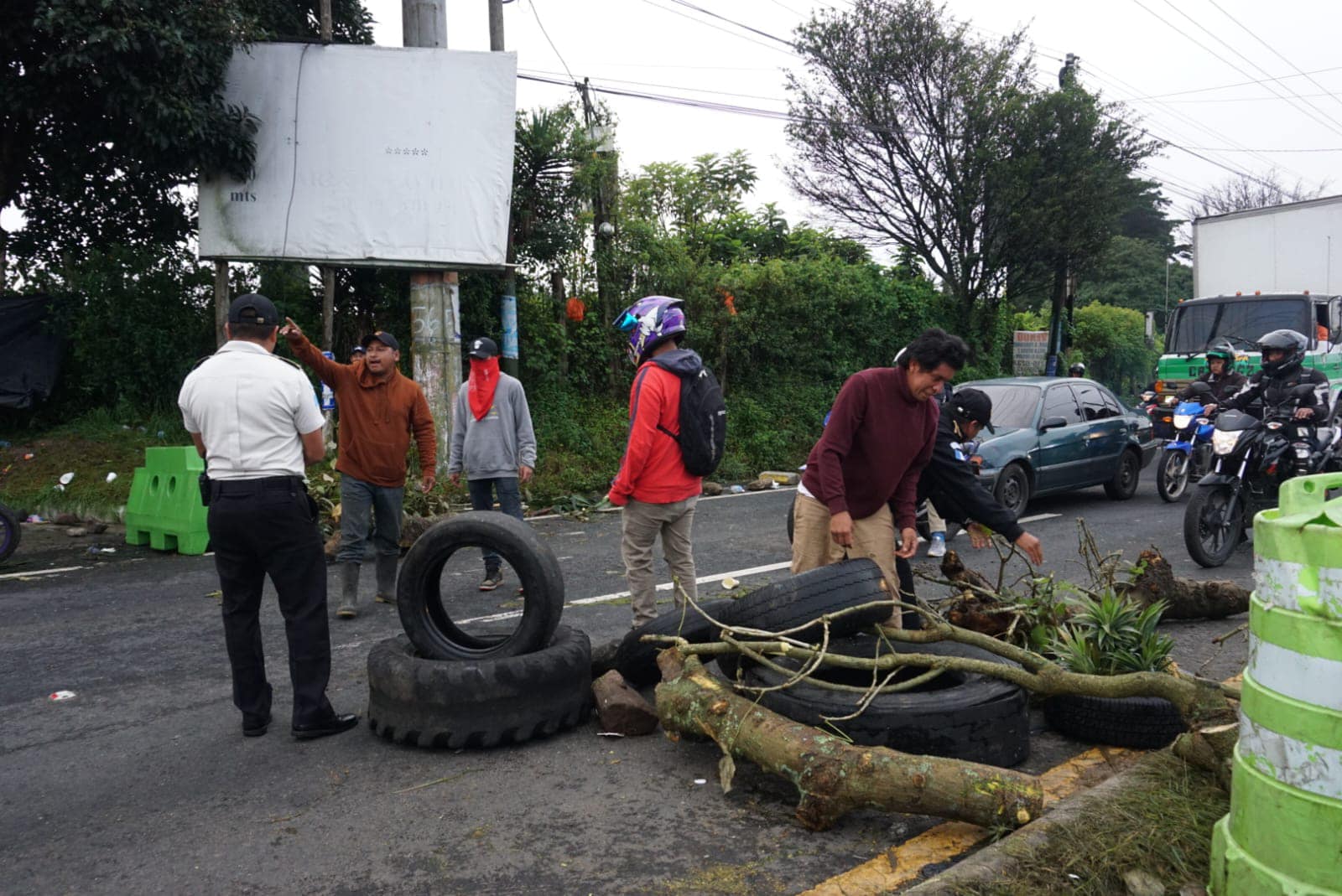 Retiran bloqueo en carretera a El Salvador