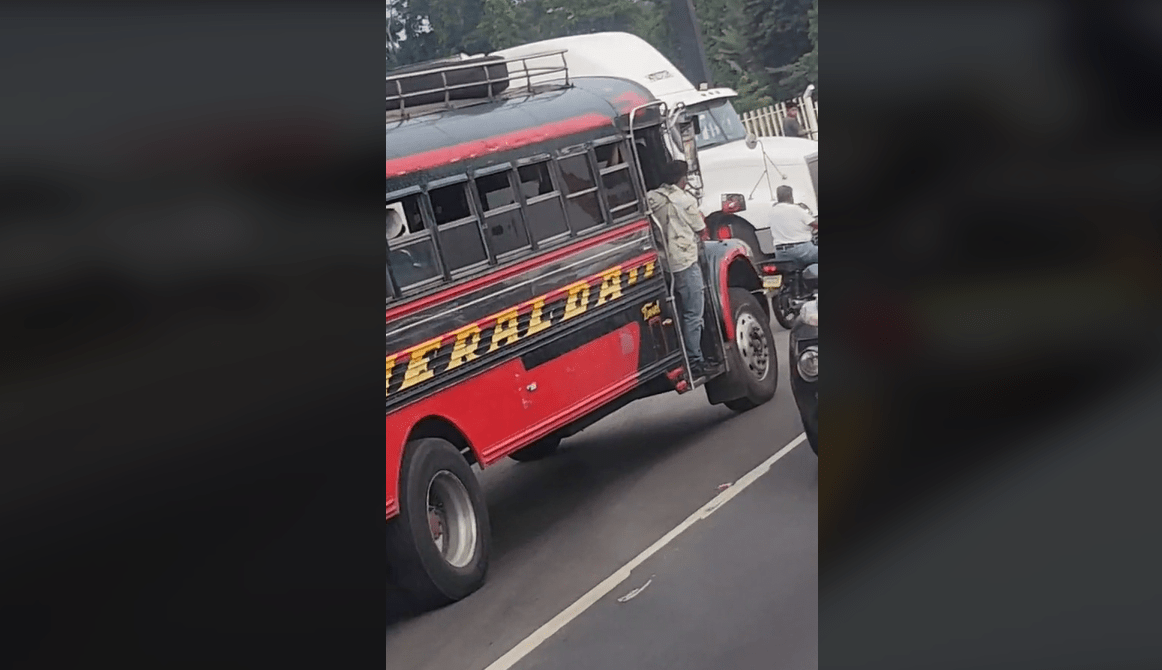 Video. Así sorprendieron al piloto de un bus conduciendo contra la vía