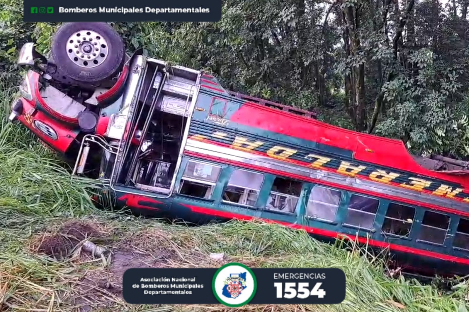 Bus cae a una hondonada en Suchitepéquez