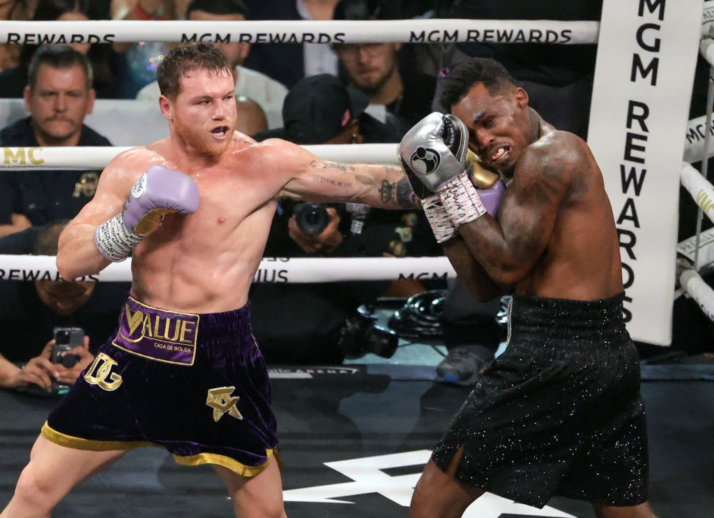 ‘Canelo’ Álvarez domina a Charlo y retiene su corona indiscutida del supermediano