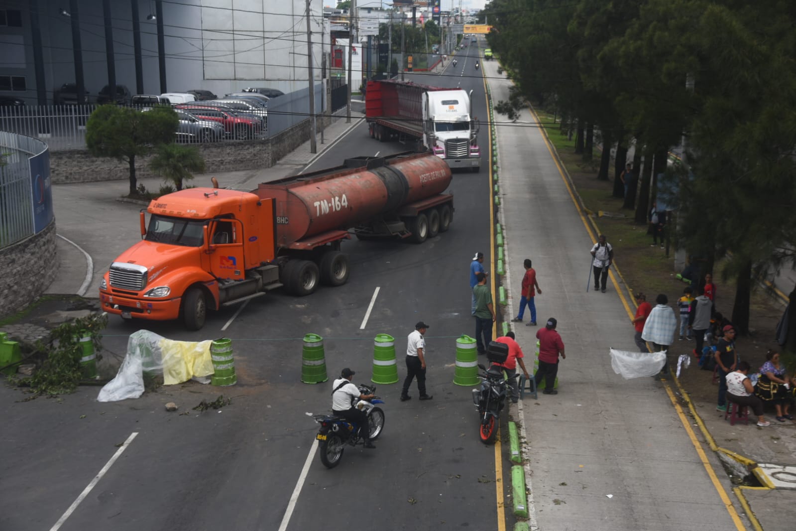 Así lucen los bloqueos en la avenida Petapa y calzada Raúl Aguilar Batres