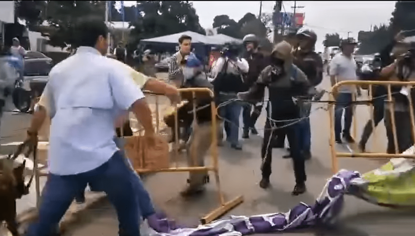 Tensión por intento de retirar bloqueo en carretera a El Salvador