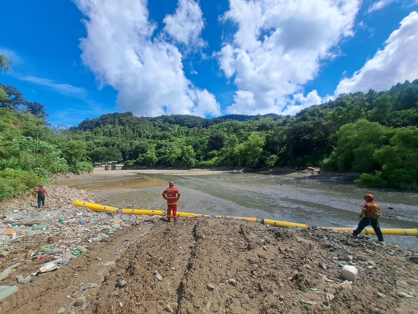 Búsqueda de víctimas de desbordamiento de río se centra en represa de Chinautla