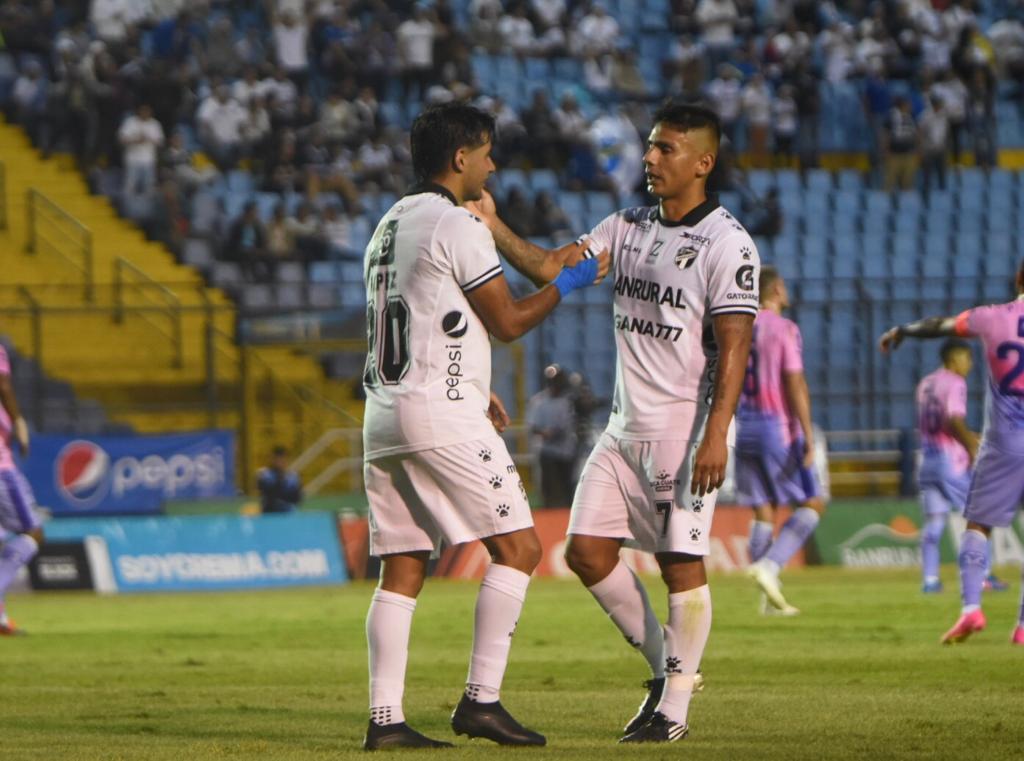 ‘Chucho’ López y Andrés Lezcano le dan el triunfo a Comunicaciones ante Antigua