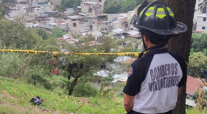 En San Pedro Sacatepéquez, hallan cuerpo envuelto en nylon