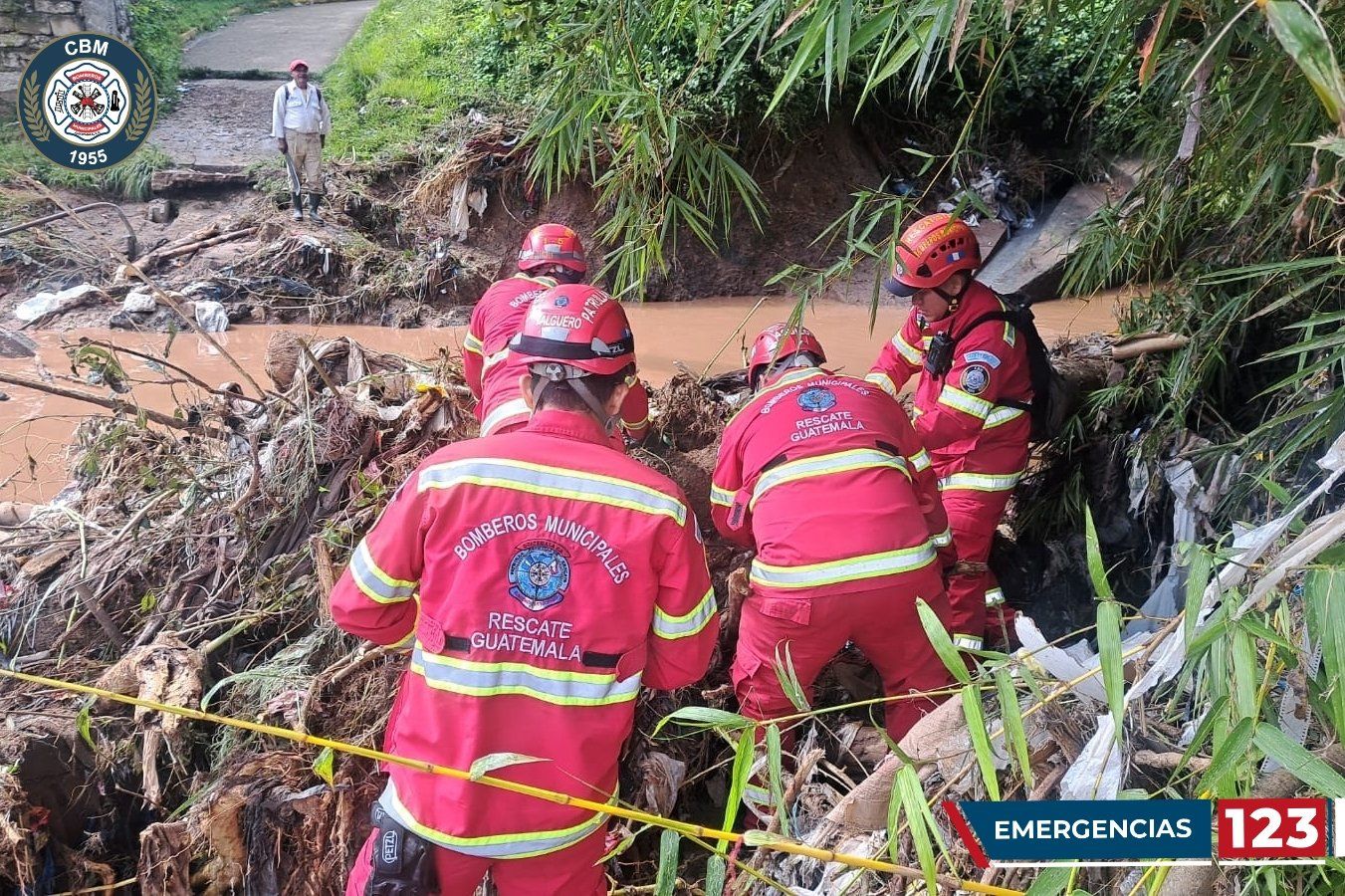 Rescatan cuerpo de mujer desaparecida por crecida de río en zona 18